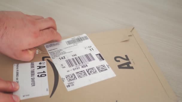 Roma Itália Julho 2022 Vista Lateral Close Mão Masculina Unboxing — Vídeo de Stock