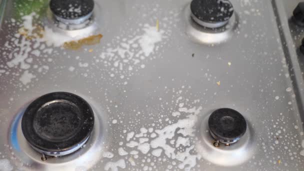 Sprzątanie Sprzątanie Domowego Pieca Gazowego Mężczyzna Poleruje Kuchenkę Gazową Detergentem — Wideo stockowe
