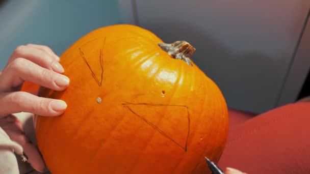 Festékek Majd Faragni Jacks Arcát Egy Halloween Tök — Stock videók