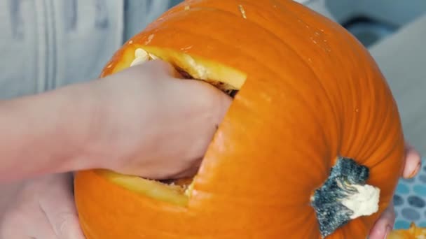 Figured Pumpkin Carving Autumn Holidays Making Halloween Attribute Your Hands — Stockvideo