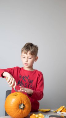 바쁜 호박 잭-오-랜 턴 할로윈-씨앗을 제거에 대 한 조각 소년.