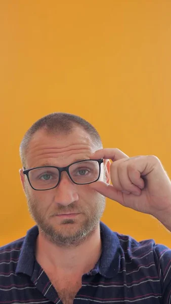 Retrato Homem Com Óculos Fundo Amarelo Espaço Cópia — Fotografia de Stock