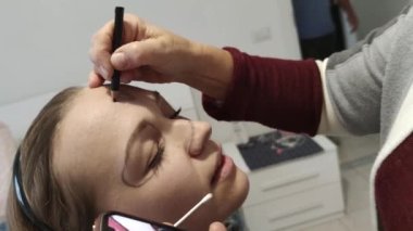 Cadılar Bayramı ya da karnaval için boyanmış güzel bir kız resmi. Meksika Ölüler Günü kutlaması. Parti tatili konsepti. Sanat ve yüz boyama, seçici odaklanma