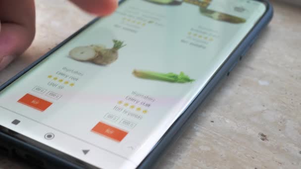 Close Menggunakan Smartphone Membeli Toko Online Seorang Pria Memesan Makanan — Stok Video