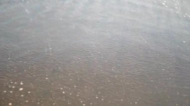 Kirli suyun soldan sağa hareket eden türbülanslı akışının yavaş çekim videosu.