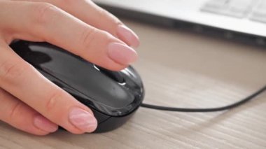 Fare kullanarak iş adamlarının ellerini yakın plan çek ve evdeki ya da ofisteki masaya tıkla.