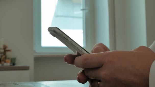 Yan Bakış Milenyum Kadını Elinde Cep Telefonuyla Internetteki Flört Uygulamasından — Stok video