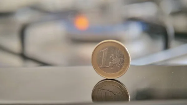 Одна Монета Євро Фоні Газового Полум Символізує Сплату Товарів — стокове фото