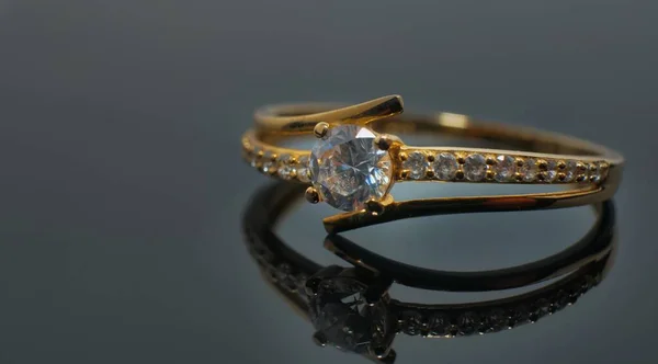 Gold Jewelry Ring Diamond Reflected Black Table — 图库照片