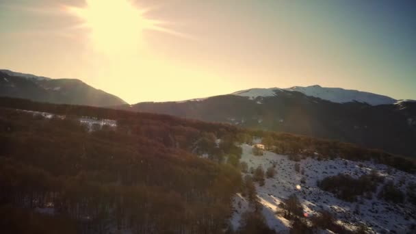 Lennokki Näkymä Lumihuippuihin Kirkas Sininen Taivas Aurinkoinen Sää Lumi Kivillä — kuvapankkivideo