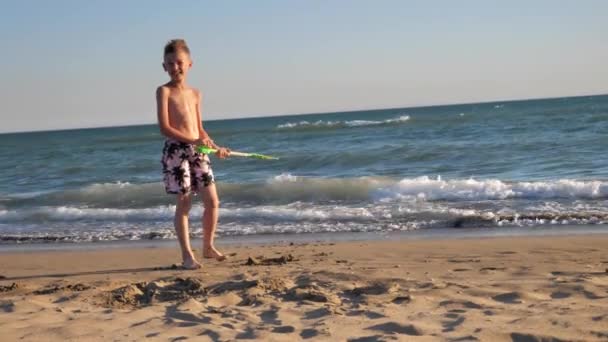 Bir Çocuk Plajda Plastik Kepçeyle Kürekle Kum Kazar — Stok video