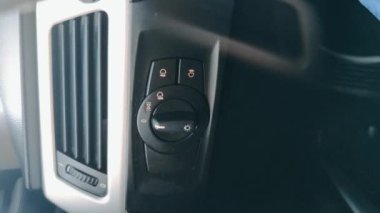 dikey video. Geceleri arabanın farlarını yak.