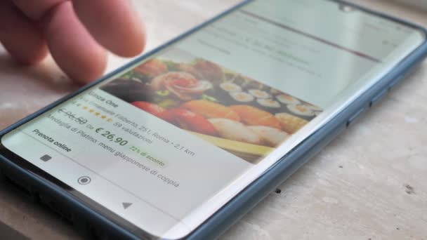 Pria Yang Memegang Ponsel Dengan Aplikasi Pengiriman Sushi Layar Konsep — Stok Video