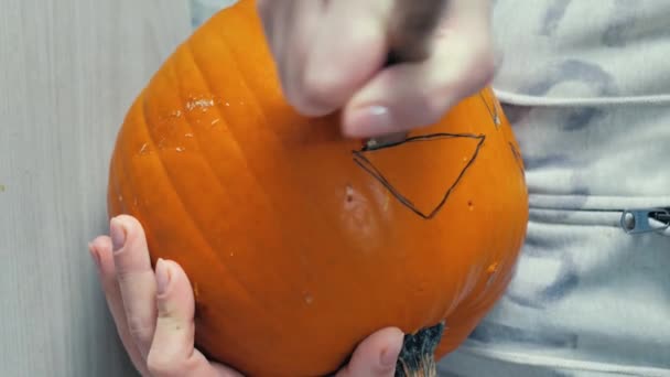 Zblízka Přátelé Připravují Halloween Vyříznou Dýňové Oči Ostrým Nožem — Stock video