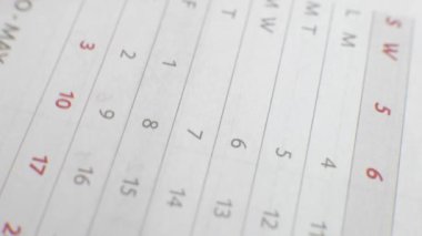 Günü kağıt takvime kırmızı kalemle yaz. Takvimde çok önemli bir tarih. Takvimdeki günü imzalıyorum. Ayın takvim tarihi kesildi