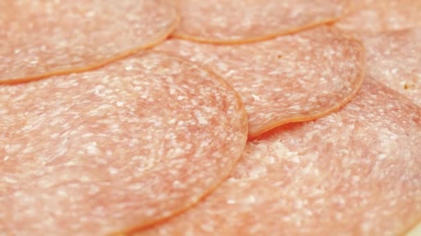 Saucisse Salami Fumée Crue Tranchée Filée Comme Toile Fond Restaurant — Video