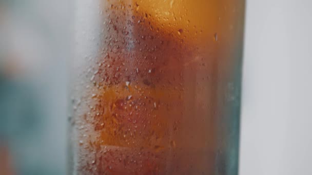 Крупный План Бутылки Пива Замедленной Съемке — стоковое видео
