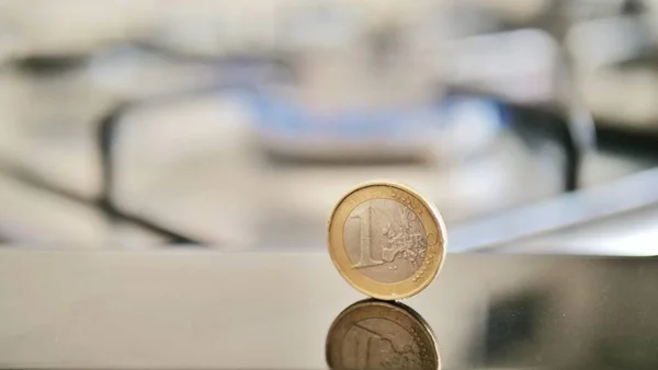 Одна Монета Євро Фоні Газового Полум Символізує Сплату Товарів — стокове фото