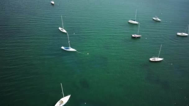 Sailing Lake Braciano Vacationers Sail Relax Idyllic Mountain Lake Itai — Vídeos de Stock