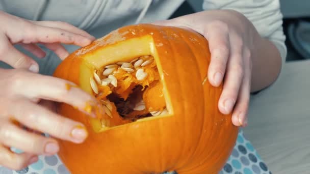 Dacht Pompoensnijwerk Herfstvakantie Het Halloween Attribuut Maken Met Handen Vrijetijdsbesteding — Stockvideo