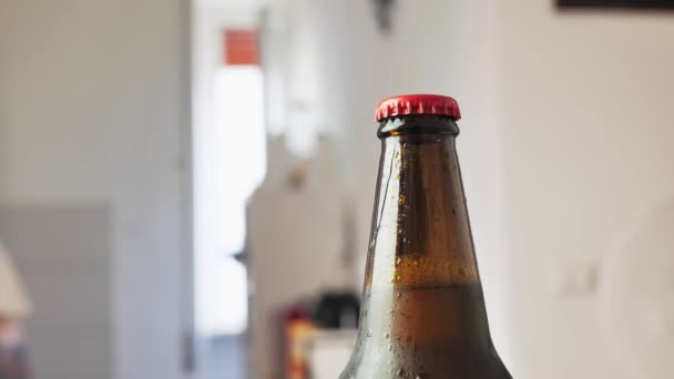 Мужские Руки Открывают Бутылку Пива Открываю Коричневую Пивную Бутылку Ножом — стоковое видео