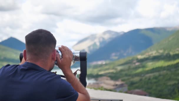 Young Man Looks Binoculars Concept Man Looks Binoculars Observation Deck — Vídeo de Stock