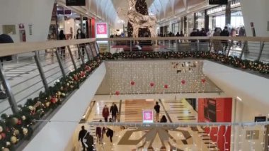 ROMA, İTALYA 19 Aralık 2021: Roma şehir merkezindeki güzel dekore edilmiş alışveriş merkezi, kış Noel tatili boyunca insanlar yerlerde yürüyor ve hediyeler ve hediyeler arıyorlar..