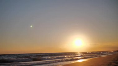 Yaz günbatımı ya da deniz manzarası üzerinde gün batımı. Güneş, bulut ve dalgalar.