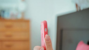 Yan bakış milenyum kadını elinde cep telefonuyla internetteki flört uygulamasından fotoğraf aşırıyor. Genç kız mobil uygulamadan yemek taksisi sipariş ediyor, sosyal ağlarda web sörfü mesajı yazıyor.