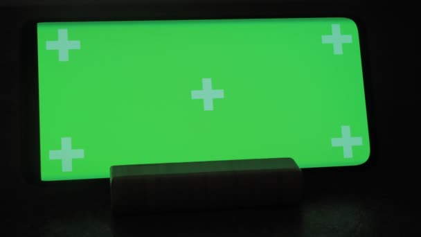 Телефон Зеленим Екраном Дерев Яній Підставці — стокове відео