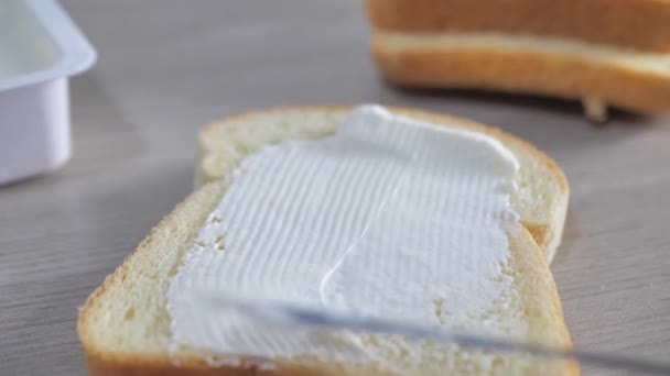 Αλείφοντας Πάστα Τυριού Φρυγανισμένο Ψωμί Μαχαίρι Βουτύρου Στο Τραπέζι Της — Αρχείο Βίντεο
