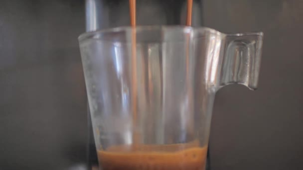 コーヒーだ ブラックを背景に泡のコーヒー コーヒーマシンで黒コーヒーエスプレッソやリストレットを作る スライドショット — ストック動画
