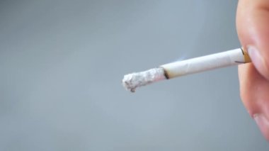 Sigara içen adama yaklaş..