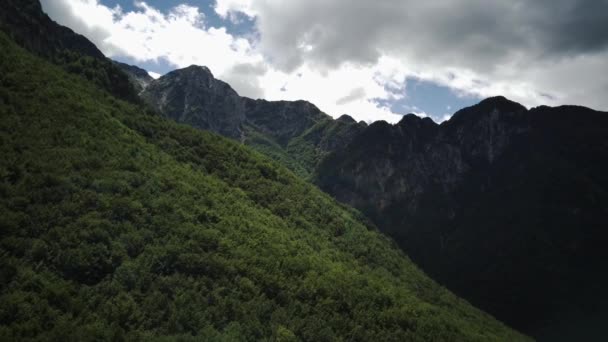 Aerial View Hillside Front Steep Mountains Abruzzo Italy Circular Drone — Stockvideo