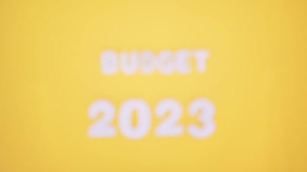 Budget 2023 Wooden Figures Yellow Background — Stock Video