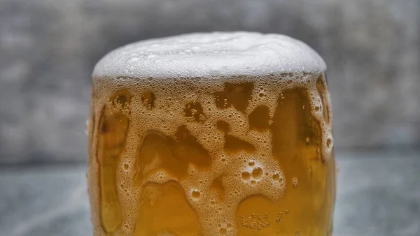 向玻璃杯中倒入啤酒的宏观调控 — 图库照片