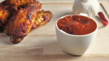 Bufalo tavuk kanatlarını acı biber sosuna batırmak. fast food.