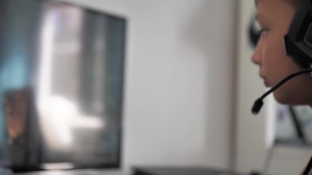 Мальчик Подросток Играет Компьютерные Игры Дома Тумане Концепция Технологии Онлайн — стоковое видео