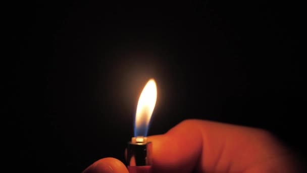 Mano Hombre Encendiendo Encendedor Una Habitación Oscura Luz Fuego Encendedor — Vídeo de stock