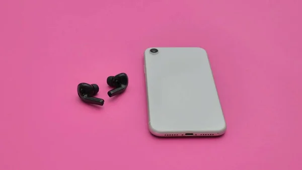 Smartphone Mit Kopfhörer Auf Rosa Hintergrund Musik Hören Raum Kopieren — Stockfoto