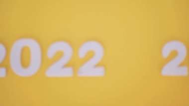 2022 - 2023 sarı arka plan, değişiklikler ve yeni bir iş hedefinin başlangıcı stratejik konsept. 2023 için kavramsal yeni yıl