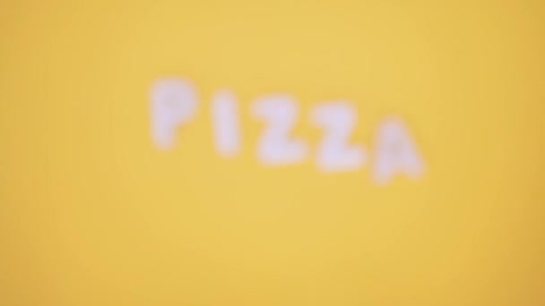 Pizza Aufschrift Holzzahlen Auf Gelbem Hintergrund — Stockvideo