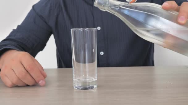 Κοντινό Πλάνο Των Αρσενικών Χεριών Ρίχνει Νερό Ένα Ποτήρι Από — Αρχείο Βίντεο