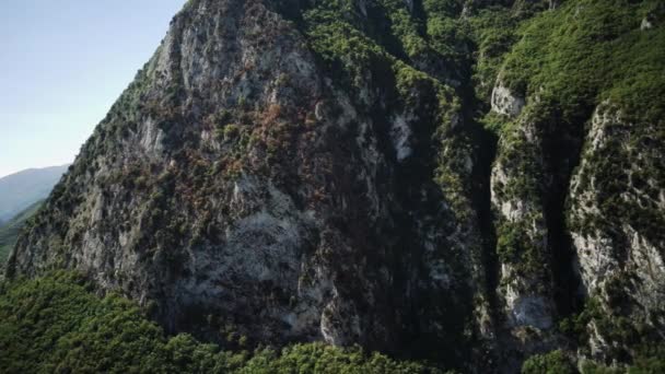 Αεροφωτογραφία Γύρω Από Μια Γυμνή Κοιλάδα Ανάμεσα Βουνά Και Φύλλωμα — Αρχείο Βίντεο