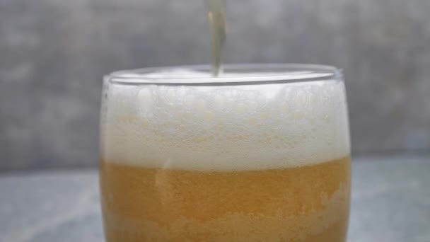 Schuimig Bier Glas Close Alcohol Gouden Bier Drinken Mok Fris — Stockvideo