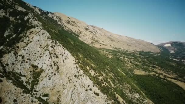 Aerial View Bare Valley Amidst Mountains Foliage Sunny Abruzzo Italy — Video
