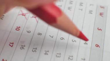 Günü kağıt takvime kırmızı kalemle yaz. Takvimde çok önemli bir tarih. Takvimdeki günü imzalıyorum. Ayın takvim tarihi kesildi