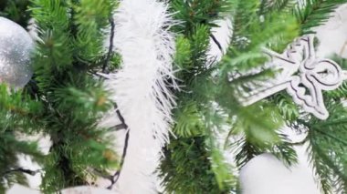 Noel ağacındaki Noel süsleri, yanıp sönen Noel ışıkları, melek, dikey video