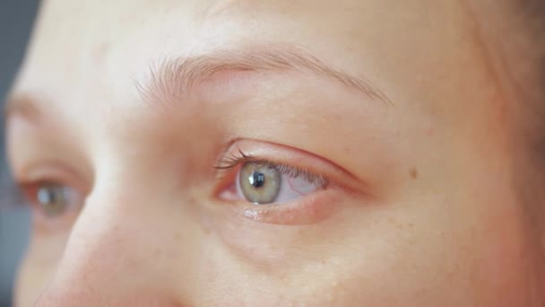 激光眼科手术近千禧年女性眼睛的宏观照片 撇开宣传隐形眼镜的眼科诊所服务程序 确保视力良好 把左眼放在模特儿脸上 — 图库视频影像