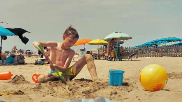 Solig Varm Sommardag Leker Pojke Med Sand Och Leksaker — Stockvideo